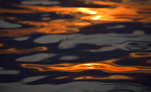 Närbild Solnedgången Vågor Det Öppna Havet — Stockfoto