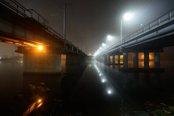 晚上有灯的港口两座桥的看法 — 图库照片