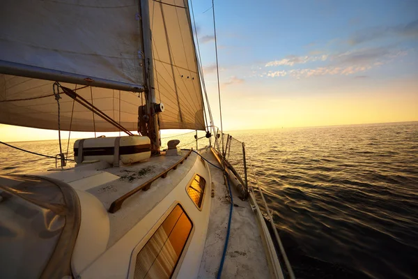 夕阳西下 船帆在风中倾斜 从甲板上看风景 — 图库照片