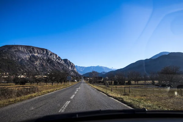 Una Vista Desde Coche Una Carretera Asfalto Las Montañas Cerca — Foto de Stock