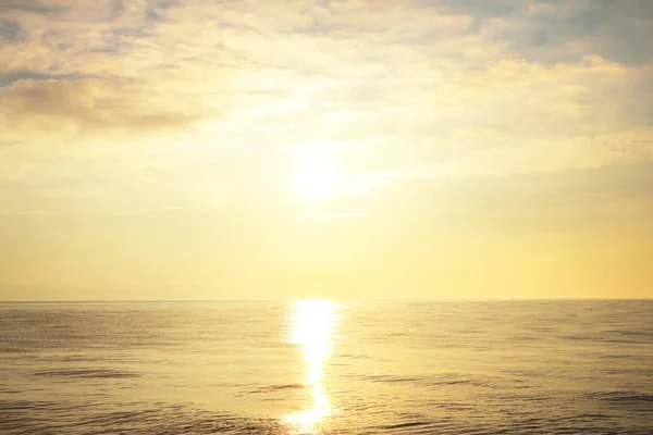 多彩的金色日落在平静开放波罗的海 — 图库照片