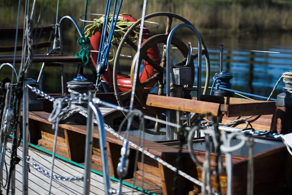 Närbild Handratten Vit Trä Yacht Vattnet Solig Dag Lettland — Stockfoto