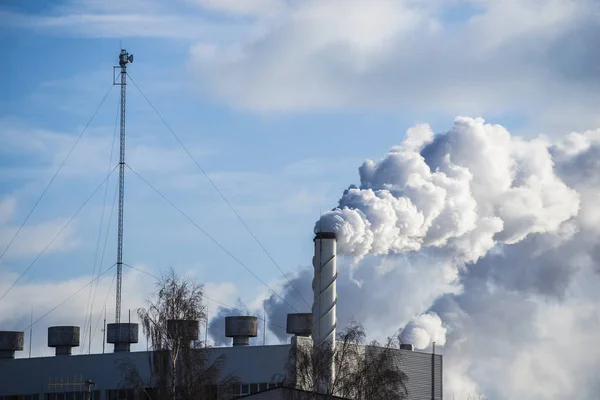Заводская Труба Крупным Планом Большим Количеством Дыма Против Голубого Неба — стоковое фото