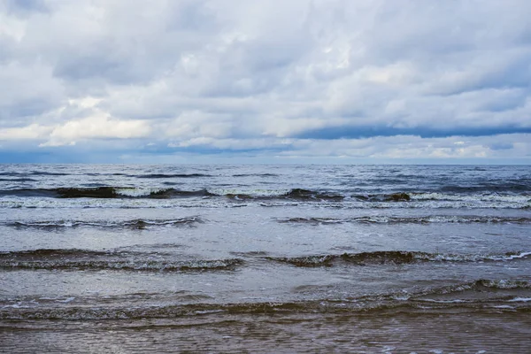 Vlny Baltského Moře Pod Zamračenou Oblohou Modrou Bouřlivé Lotyšsko — Stock fotografie