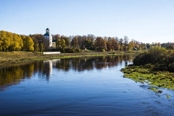 Widok Parku Miasta Pobliżu Rzeki Odbicia Wodzie Słoneczny Dzień Jesieni — Zdjęcie stockowe