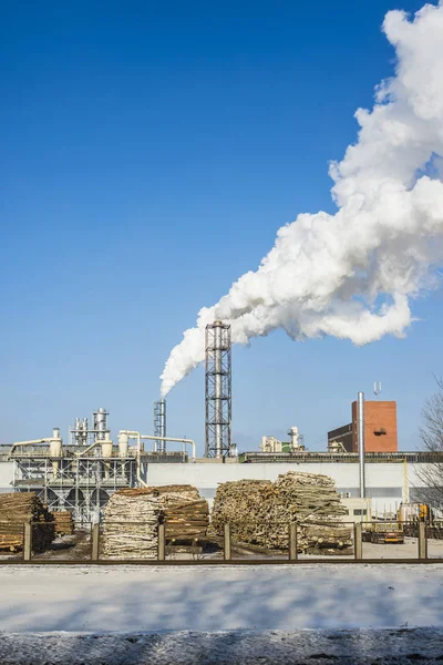 Fabriek Pijp Close Met Veel Rook Tegen Blauwe Hemel Een — Stockfoto