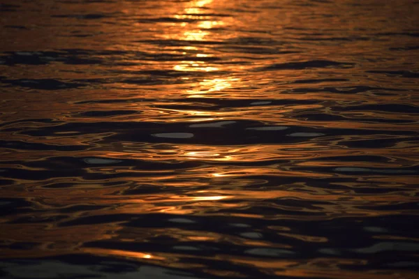 Açık Denizdeki Dalgalara Yakın Çekim — Stok fotoğraf