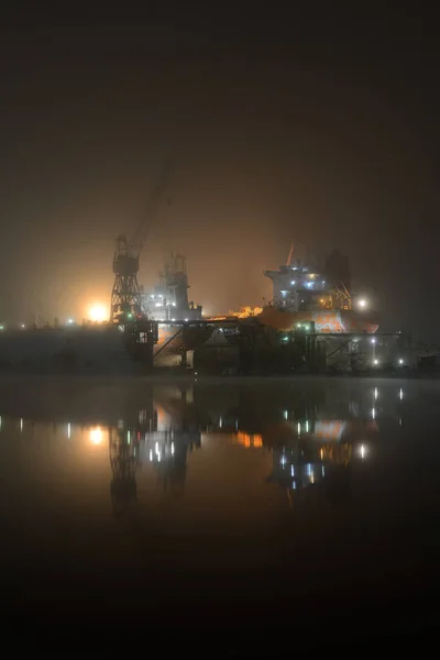 Frachtschiffe Hafen Mit Beleuchtung Der Nacht — Stockfoto