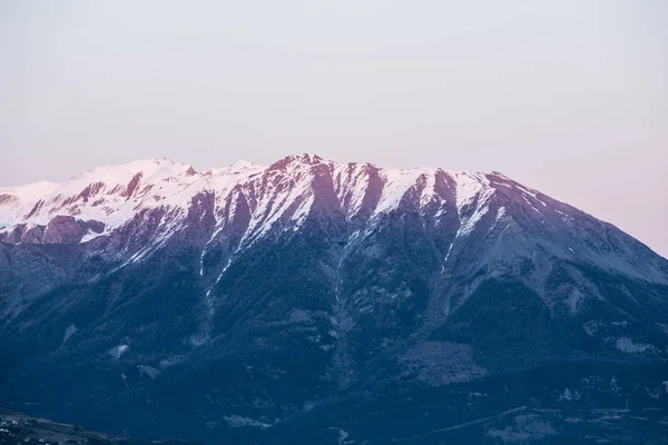 美丽的粉红色日出在山上 — 图库照片