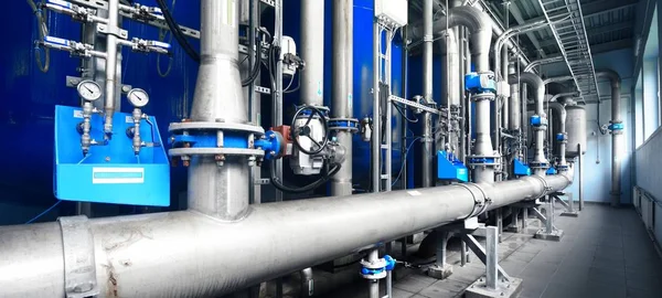 大規模な工業用水処理 ボイラー室 光沢のある金属鋼管と青 Pupms バルブ — ストック写真