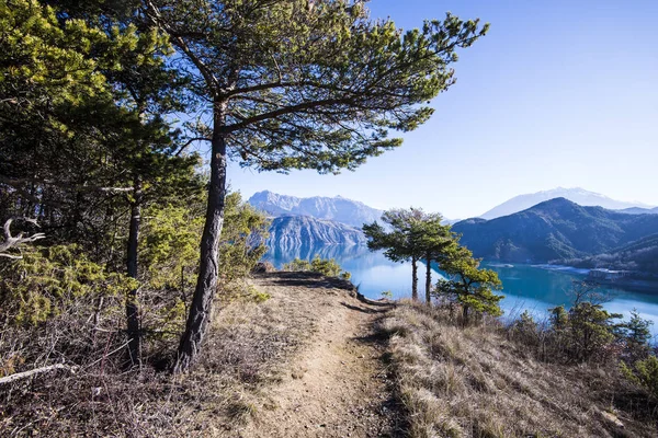 Yol ve dağlar göl Lac de serre-poncon Fransız Alpleri'nde açık bir günde yakınındaki bir görünüm