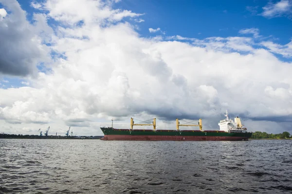 Una Nave Carico Che Naviga Nel Mar Baltico — Foto Stock