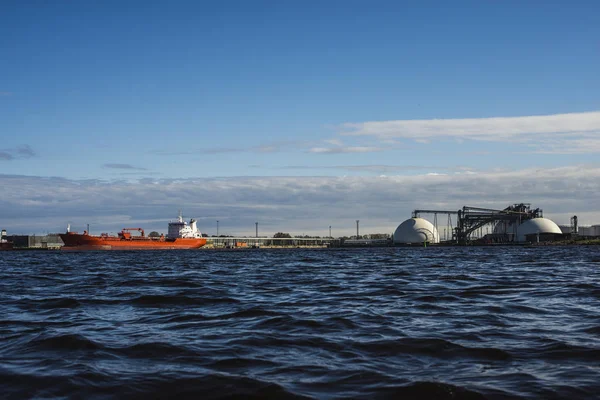 Frachtschiff Hafen Von Riga Einem Sonnigen Frühlingstag Lettland — Stockfoto
