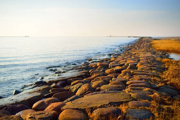 在拉脱维亚道加瓦河河边的鹅卵石码头日落时分 — 图库照片