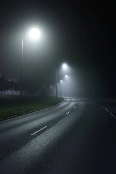 夜晚有灯光的空旷公路的景色 — 图库照片