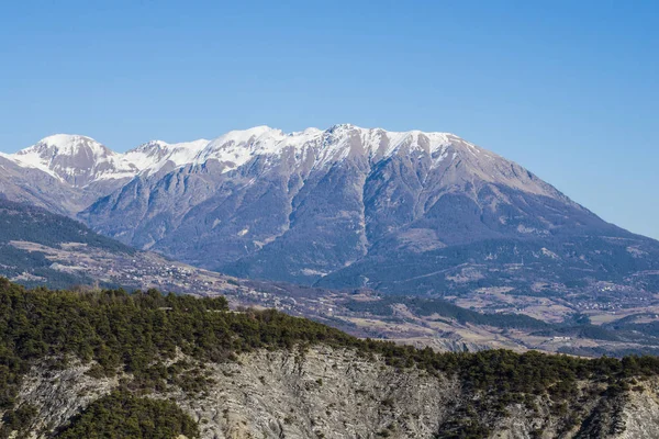 Μια Άποψη Του Βουνού Κοντά Στη Λίμνη Lac Serre Poncon — Φωτογραφία Αρχείου