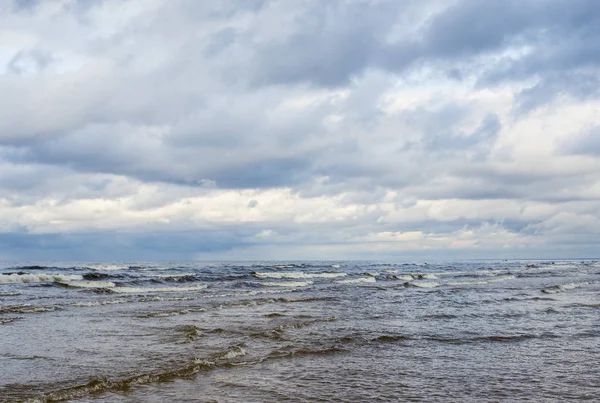 Vagues Mer Baltique Sous Ciel Nuageux Bleu Orageux Lettonie — Photo