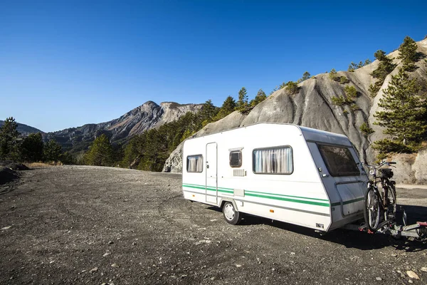 Caravane Avec Vélo Stationné Sommet Une Montagne Avec Vue Sur — Photo