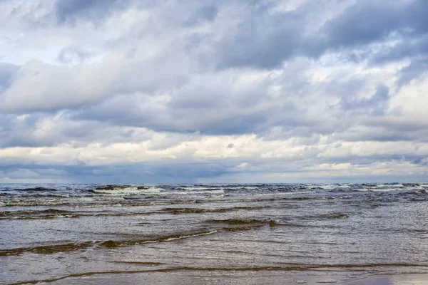 Vagues Mer Baltique Sous Ciel Nuageux Bleu Orageux Lettonie — Photo