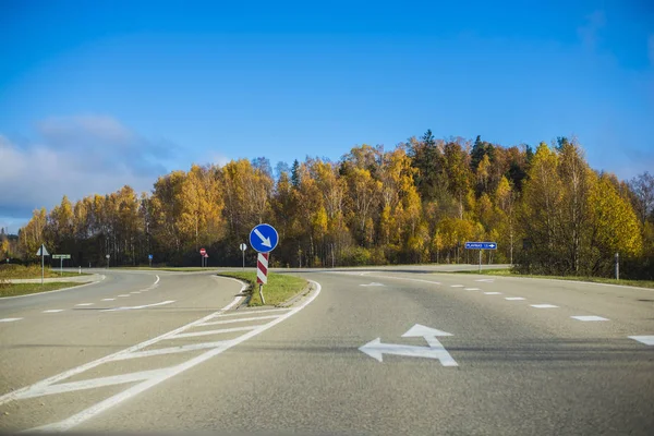 Una Vista Carretera Asfalto Letonia Día Claro Otoño — Foto de Stock