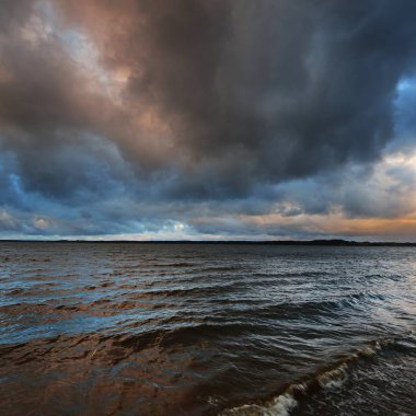 Göl manzara sonbahar fırtınada sırasında. Kisezers, Riga, Letonya.