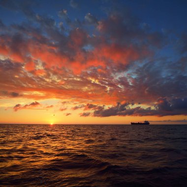 Sunset Bulvarında bir açık Baltık denizde yelken uzak ticaret gemisi