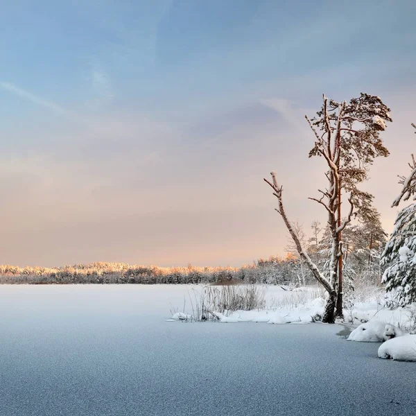 Schilderachtig Uitzicht Bevroren Meer Tegen Hemel Bij Zonsondergang — Stockfoto
