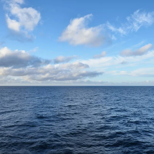 Deniz Manzarası Güzel Gün Batımı Bulutlar Ile Açık Baltık Denizi — Stok fotoğraf