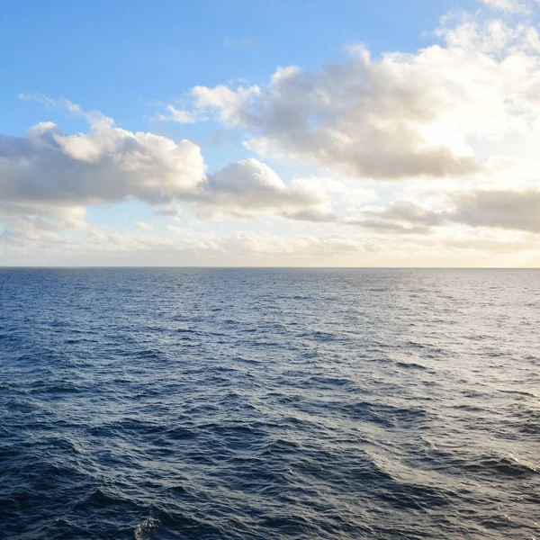 Deniz Manzarası Güzel Gün Batımı Bulutlar Ile Açık Baltık Denizi — Stok fotoğraf