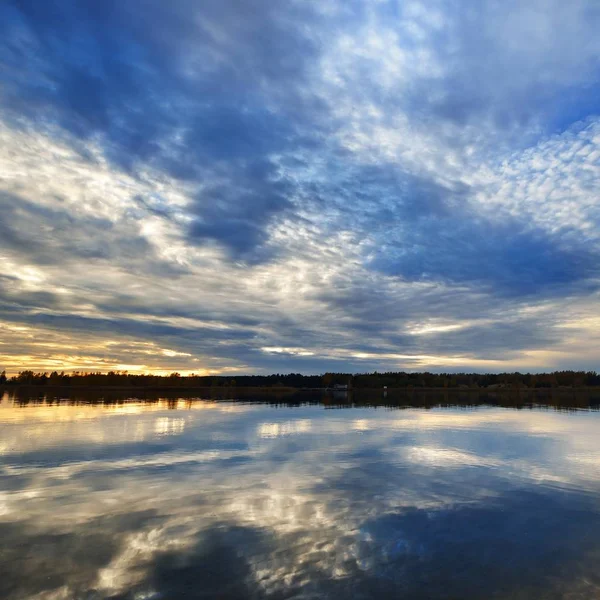 Мальовничий Вид Спокійну Річкову Воду Хмарне Небо — стокове фото