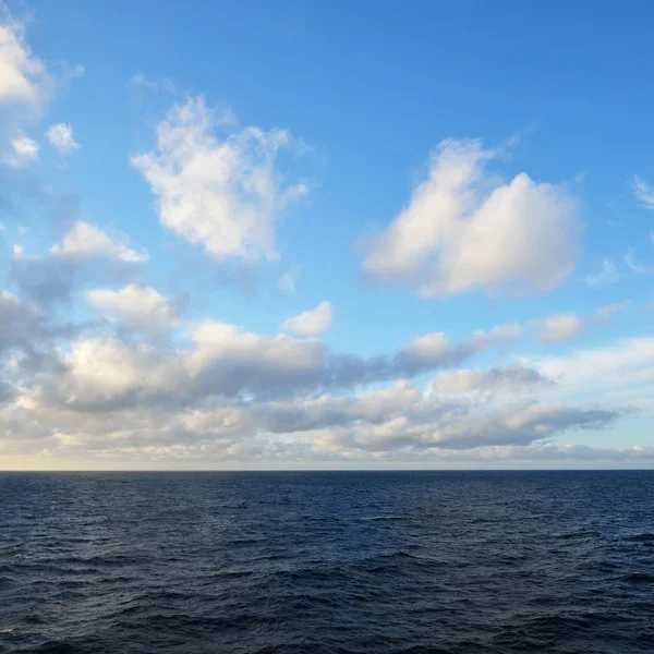 Морской Пейзаж Вид Открытое Балтийское Море Красивыми Закатными Облаками — стоковое фото