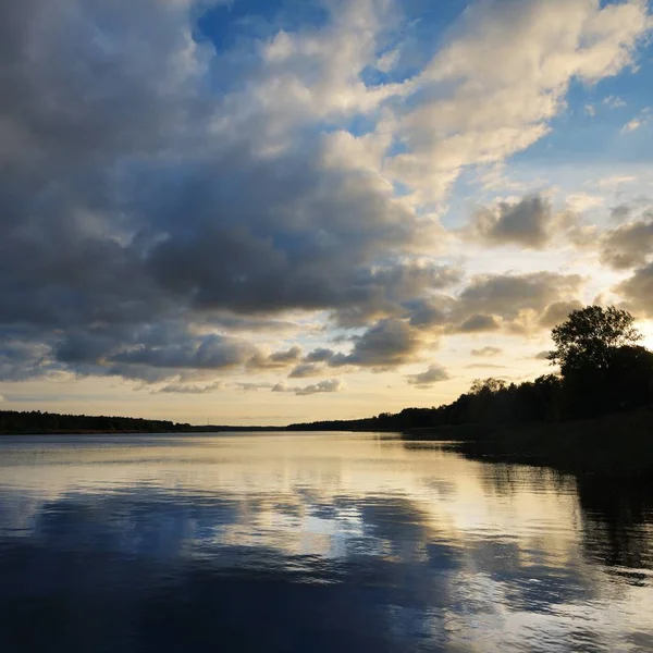 Vista Panorámica Aguas Tranquilas Del Río Contra Cielo Nublado —  Fotos de Stock