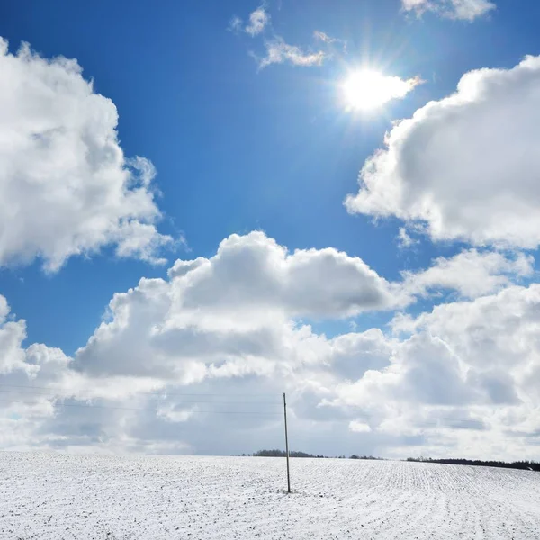 Vista Panoramica Del Campo Agricolo Innevato Contro Cielo Nuvoloso — Foto Stock