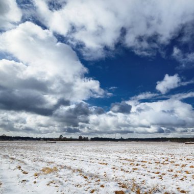 bulutlu gökyüzü karşı kar caped tarım alanının doğal görünümü 