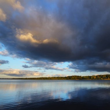 nehir ve orman bulutlu gökyüzü karşı doğal görünümünü
