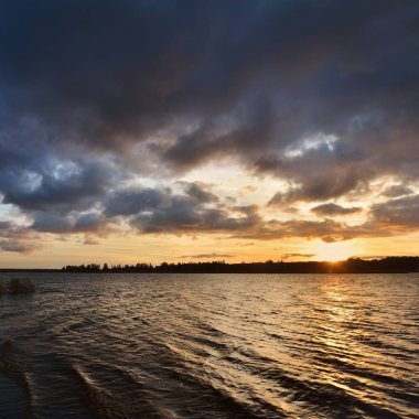 sakin nehir su bulutlu gökyüzü karşı doğal görünümü