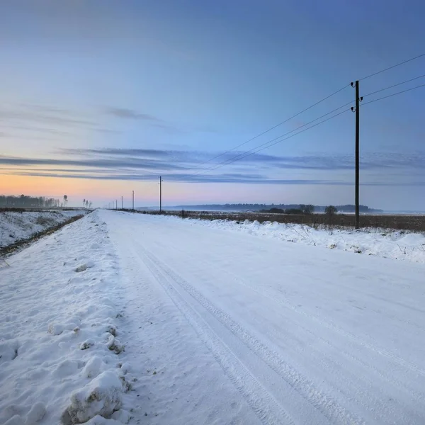 Platteland Wegnaar Telegraph Palen Een Winterdag Onder Sneeuw Bij Zonsondergang — Stockfoto