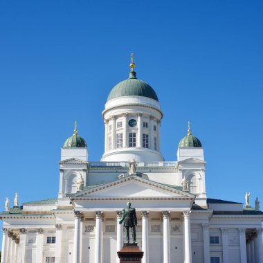 Helsinki Katedrali görünüm mavi gökyüzü karşı 
