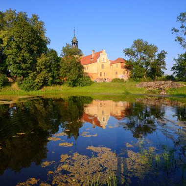 Park gölde yansıtan Straupe konak