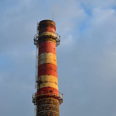 Endüstriyel tesis. Mavi gökyüzü karşı boru ile fabrika