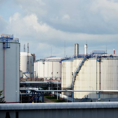 Petrol depolama tankları Ventspils, terminal, yaz günü temizleyin 