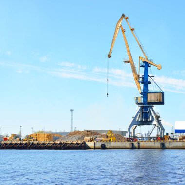 Bağlantı noktası bağlantı noktası Riga mavi gökyüzü karşı su yüzeyi üzerinde vinç