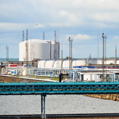 Petrol depolama tankları Ventspils, terminal, yaz günü temizleyin 