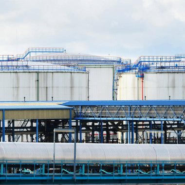 Petrol depolama tankları Ventspils, terminal, yaz günü temizleyin 