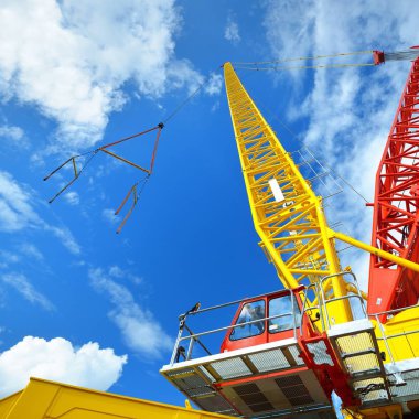 Mobil vinç ok mavi gökyüzü bulutlu karşı düşük açılı görünüş