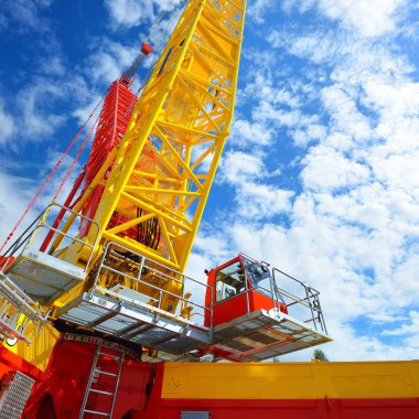 Mobil vinç ok mavi gökyüzü bulutlu karşı düşük açılı görünüş