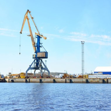 Bağlantı noktası bağlantı noktası Riga mavi gökyüzü karşı su yüzeyi üzerinde vinç