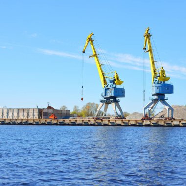 Bağlantı noktası bağlantı noktası Riga mavi gökyüzü karşı su yüzeyi üzerinde vinç