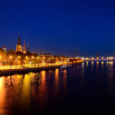 Riga dolgu ve aydınlatma gece, Letonya sırasında genel görünümü