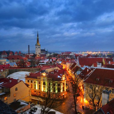 Gece ışıkları, Estonya ile Tallinn şehir görünümünü